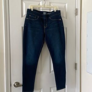 Signature Levi Strauss Women’s Dark Denim Size 3230 Totally Shaping Jeans